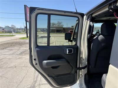 2020 Jeep Gladiator Overland   - Photo 13 - Elkhart, IN 46514