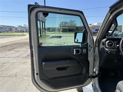 2020 Jeep Gladiator Overland   - Photo 11 - Elkhart, IN 46514