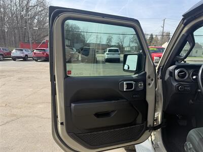 2020 Jeep Gladiator Overland   - Photo 12 - Elkhart, IN 46514