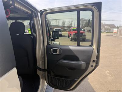 2020 Jeep Gladiator Overland   - Photo 16 - Elkhart, IN 46514
