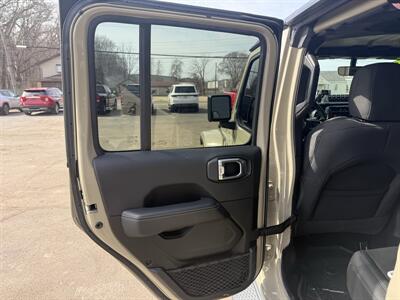 2020 Jeep Gladiator Overland   - Photo 14 - Elkhart, IN 46514