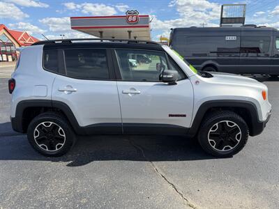 2017 Jeep Renegade Trailhawk   - Photo 8 - Elkhart, IN 46514
