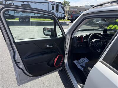 2017 Jeep Renegade Trailhawk   - Photo 11 - Elkhart, IN 46514