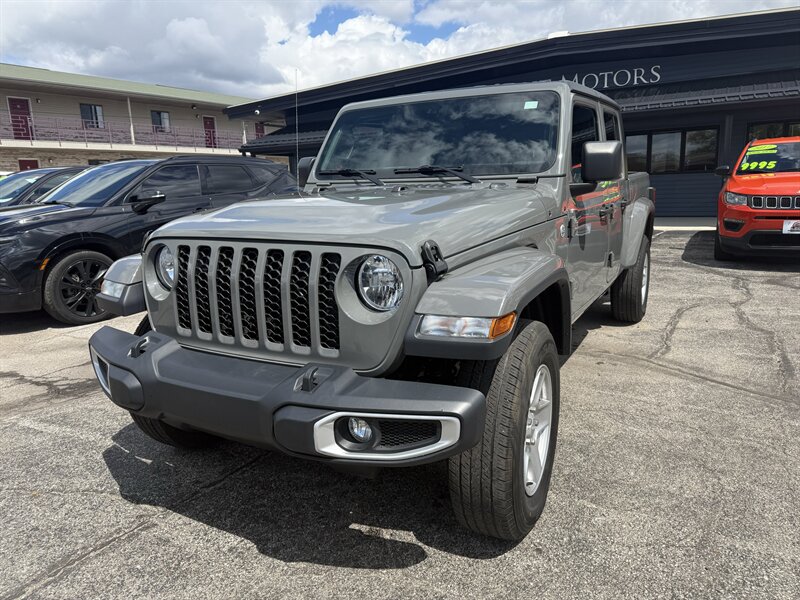 2020 Jeep Gladiator Sport S   - Photo 1 - Elkhart, IN 46514