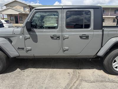 2020 Jeep Gladiator Sport S   - Photo 3 - Elkhart, IN 46514