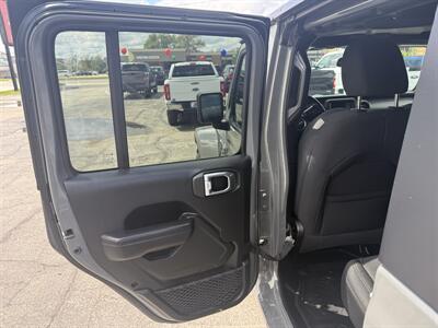 2020 Jeep Gladiator Sport S   - Photo 12 - Elkhart, IN 46514
