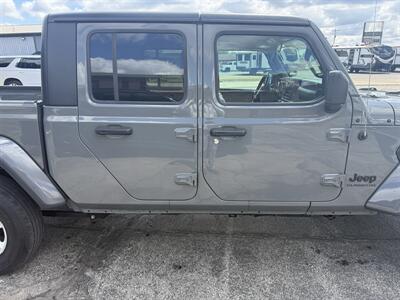 2020 Jeep Gladiator Sport S   - Photo 7 - Elkhart, IN 46514