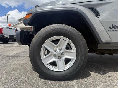 2020 Jeep Gladiator Sport S   - Photo 2 - Elkhart, IN 46514