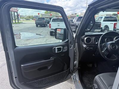 2020 Jeep Gladiator Sport S   - Photo 10 - Elkhart, IN 46514