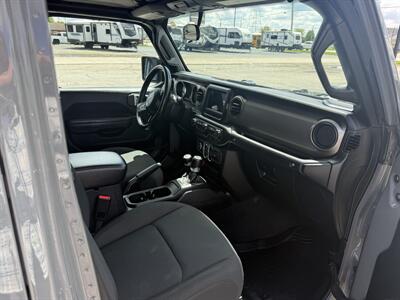 2020 Jeep Gladiator Sport S   - Photo 18 - Elkhart, IN 46514