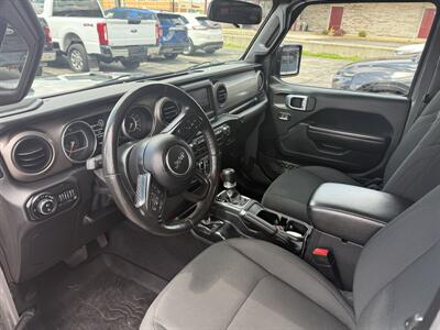 2020 Jeep Gladiator Sport S   - Photo 11 - Elkhart, IN 46514