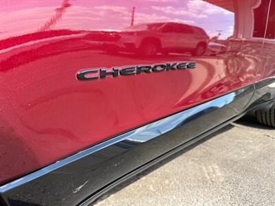 2018 Jeep Cherokee LATITUDE   - Photo 3 - Elkhart, IN 46514
