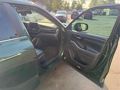 2023 Toyota Highlander L   - Photo 18 - Elkhart, IN 46514