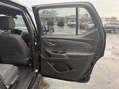 2022 Chevrolet Traverse LT Cloth   - Photo 14 - Elkhart, IN 46514