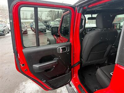 2020 Jeep Gladiator SPORT   - Photo 12 - Elkhart, IN 46514