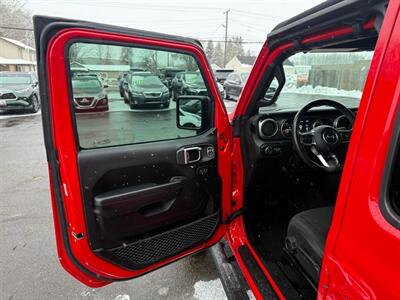 2020 Jeep Gladiator SPORT   - Photo 10 - Elkhart, IN 46514