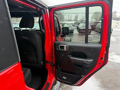 2020 Jeep Gladiator SPORT   - Photo 15 - Elkhart, IN 46514