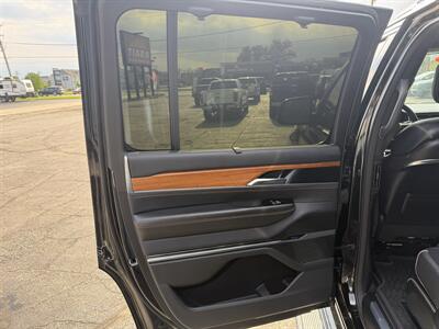 2023 Jeep Grand Wagoneer Series III Obsidian   - Photo 13 - Elkhart, IN 46514