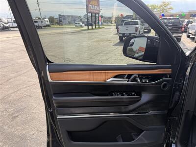 2023 Jeep Grand Wagoneer Series III Obsidian   - Photo 11 - Elkhart, IN 46514
