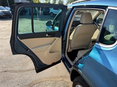 2017 Volkswagen Tiguan WOLFSBURG   - Photo 12 - Elkhart, IN 46514