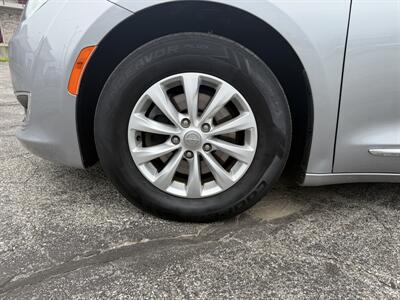 2018 Chrysler Pacifica Touring L Plus   - Photo 3 - Elkhart, IN 46514