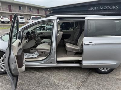 2018 Chrysler Pacifica Touring L Plus   - Photo 11 - Elkhart, IN 46514