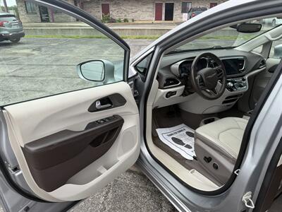 2018 Chrysler Pacifica Touring L Plus   - Photo 12 - Elkhart, IN 46514