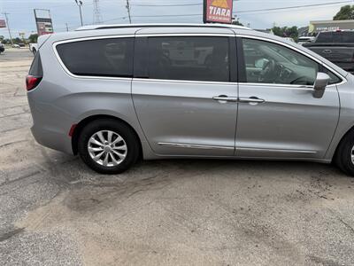 2018 Chrysler Pacifica Touring L Plus   - Photo 8 - Elkhart, IN 46514
