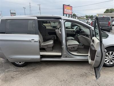 2018 Chrysler Pacifica Touring L Plus   - Photo 16 - Elkhart, IN 46514