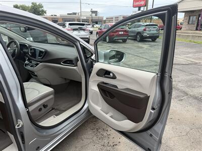 2018 Chrysler Pacifica Touring L Plus   - Photo 17 - Elkhart, IN 46514