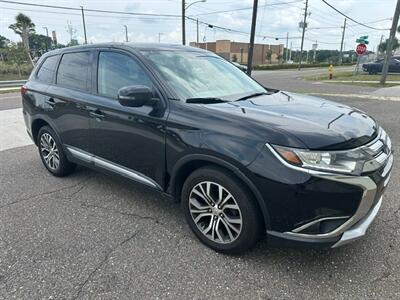 2017 Mitsubishi Outlander SE   - Photo 2 - Jacksonville, FL 32211