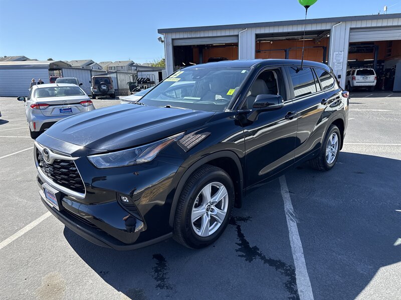 2023 Toyota Highlander LE  