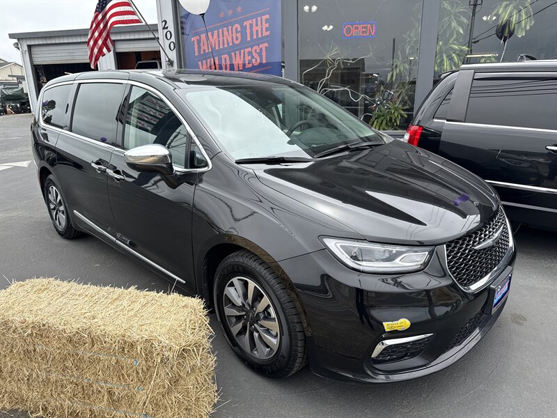 2022 Chrysler Pacifica Hybrid Limited  