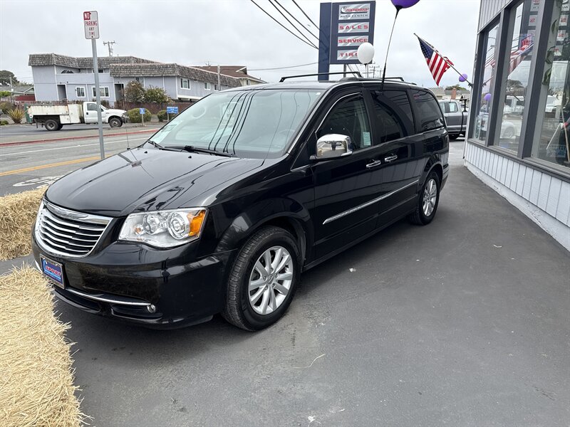 2016 Chrysler Town & Country Limited Platinum  