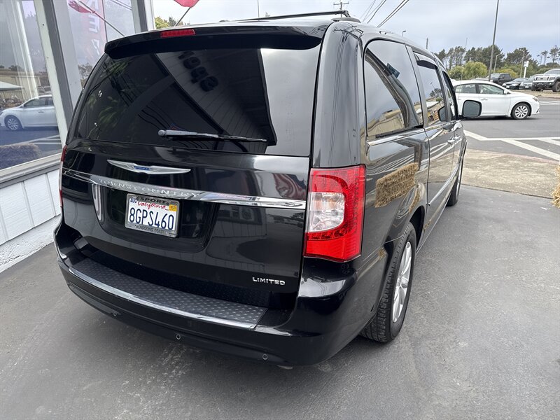 2016 Chrysler Town & Country Limited Platinum  