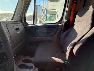 2015 Freightliner Cascadia   - Photo 21 - Nogales, AZ 85621