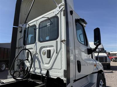 2014 Freightliner Cascadia   - Photo 6 - Nogales, AZ 85621