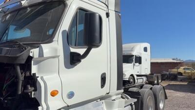 2014 Freightliner Cascadia   - Photo 2 - Nogales, AZ 85621