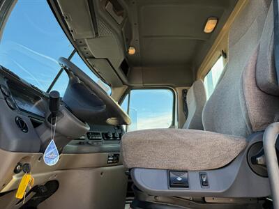 2013 Freightliner Cascadia   - Photo 8 - Nogales, AZ 85621