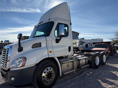 2013 Freightliner Cascadia   - Photo 2 - Nogales, AZ 85621