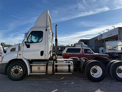 2013 Freightliner Cascadia   - Photo 3 - Nogales, AZ 85621