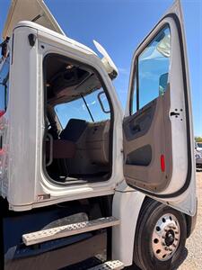 2018 Freightliner Cascadia - Photo 15 - Nogales, AZ 85621