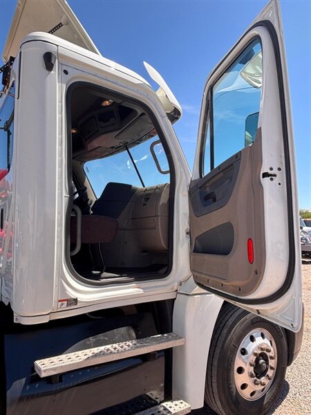 2018 Freightliner Cascadia - Photo 15 - Nogales, AZ 85621