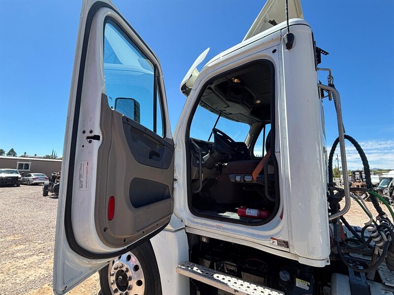 2018 Freightliner Cascadia - Photo 7 - Nogales, AZ 85621
