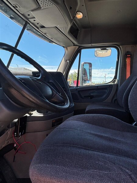 2018 Freightliner Cascadia - Photo 9 - Nogales, AZ 85621