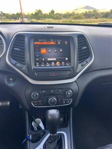 2018 Jeep Cherokee Latitude Plus - Photo 9 - Nogales, AZ 85621