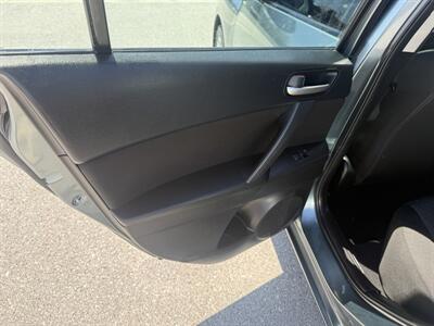 2012 Mazda Mazda3 I   - Photo 14 - New Port Richey, FL 34652