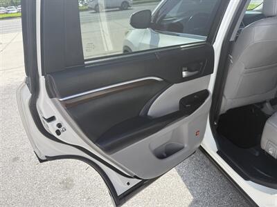 2015 Toyota Highlander LIMITED   - Photo 13 - New Port Richey, FL 34652