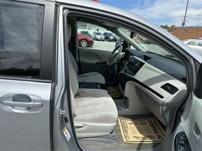2014 Toyota Sienna LE 8-Passenger   - Photo 9 - Hopkinsville, KY 42240