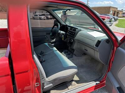2000 Nissan Frontier XE   - Photo 8 - Hopkinsville, KY 42240